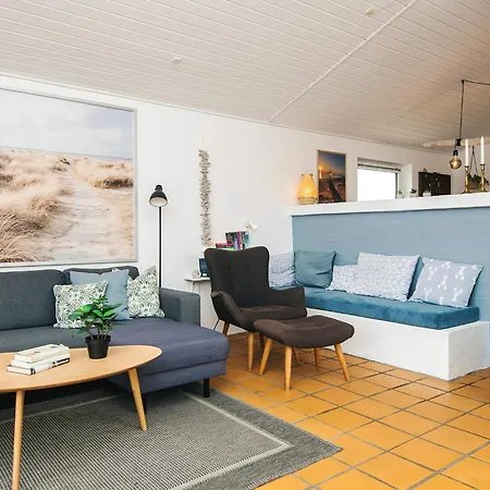 8 Person In Nyaraló *