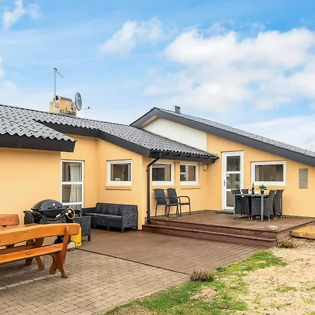 8 Person In Hvide Sande