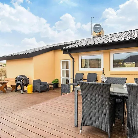 8 Person In * Hvide Sande