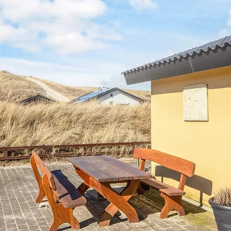 8 Person In Nyaraló