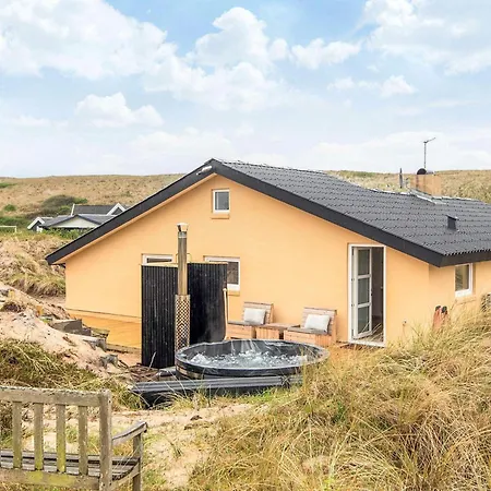 8 Person In Nyaraló *