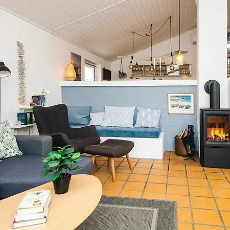 8 Person In Nyaraló *