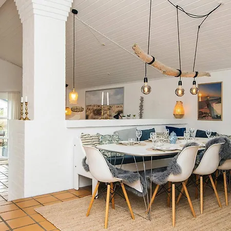 8 Person In * Hvide Sande